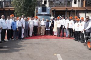 फोटोमध्ये शववाहिनी लोकार्पण करते वेळी श्री. सुभाष दोशी, श्री. सचिन दोशी, श्री. राजेंद्र चोरगे, श्री सुधाकर पेंडसे, श्रीमती. शिल्पा सातपुते, श्री. अनिल काटदरे व इतर मान्यवर